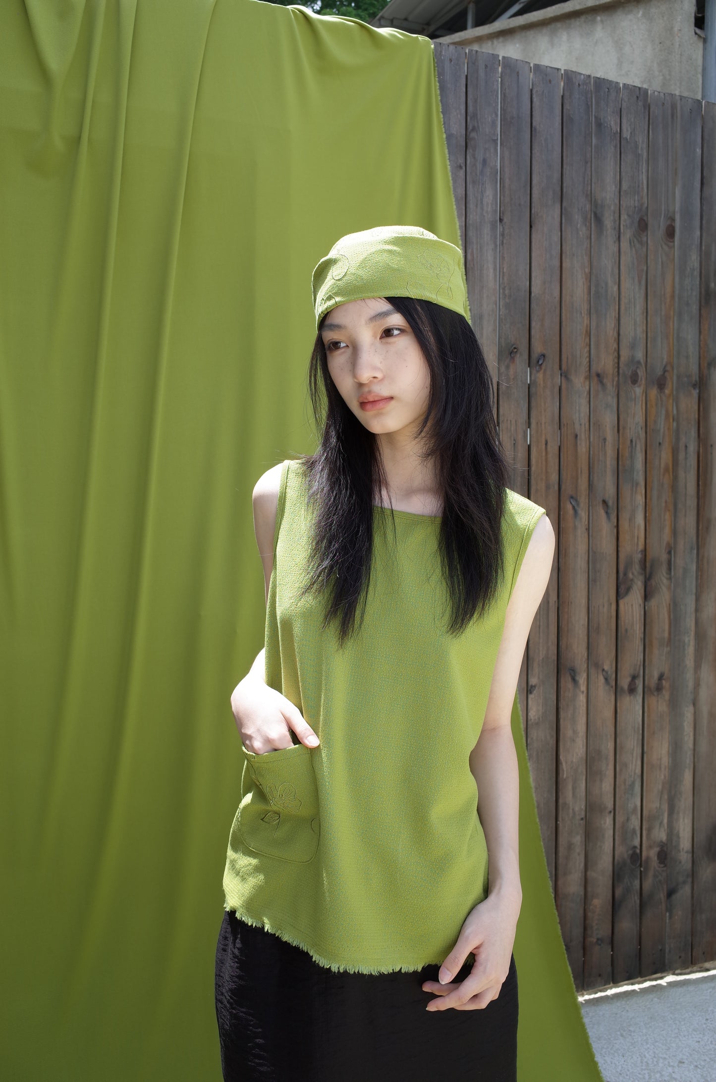 SELVAGE SLEEVELESS TOP| OLIVE GREEN