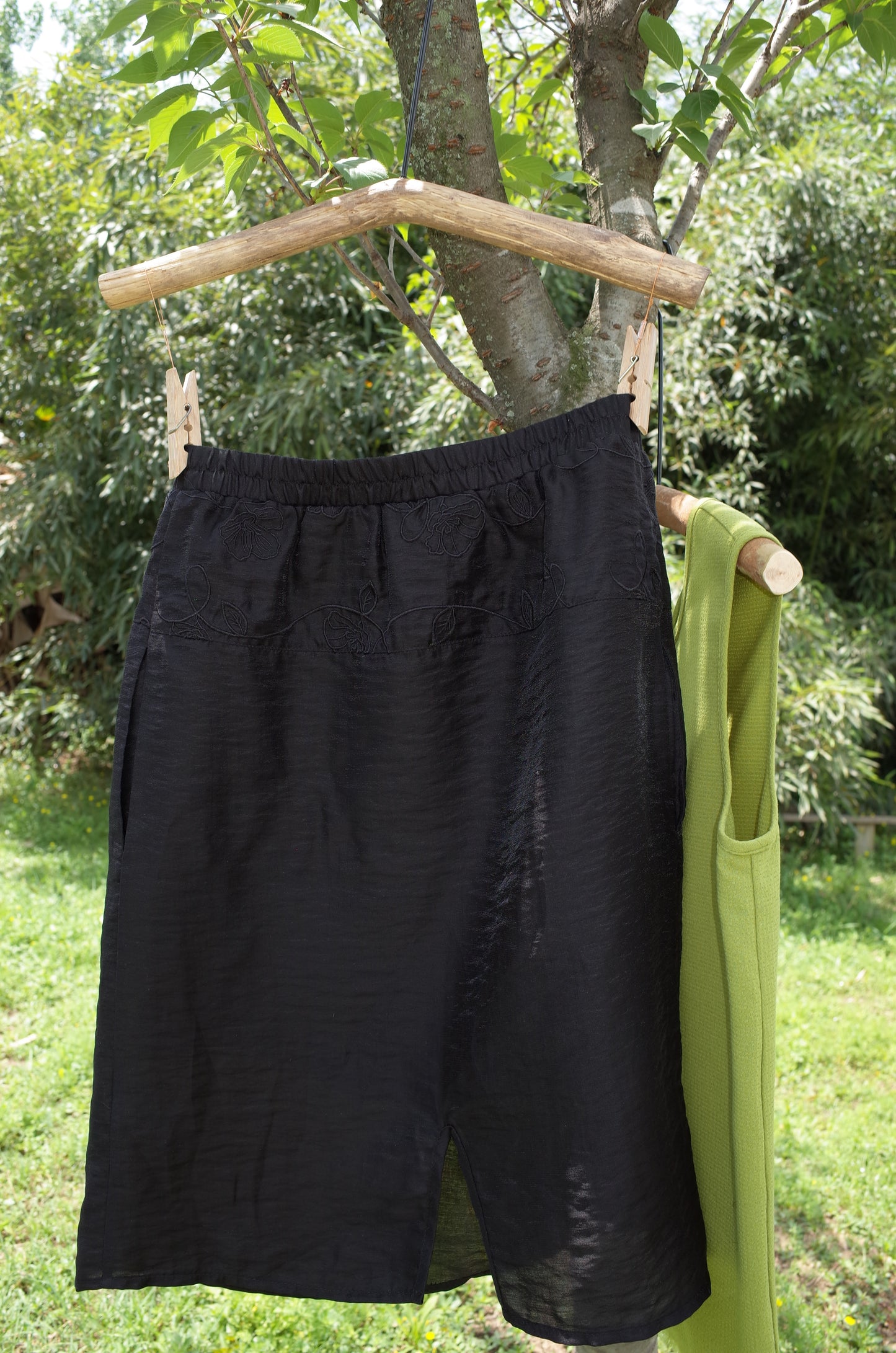 LYOCELL EMBROIDERY-PATCH MIDI SKIRT (LINED)