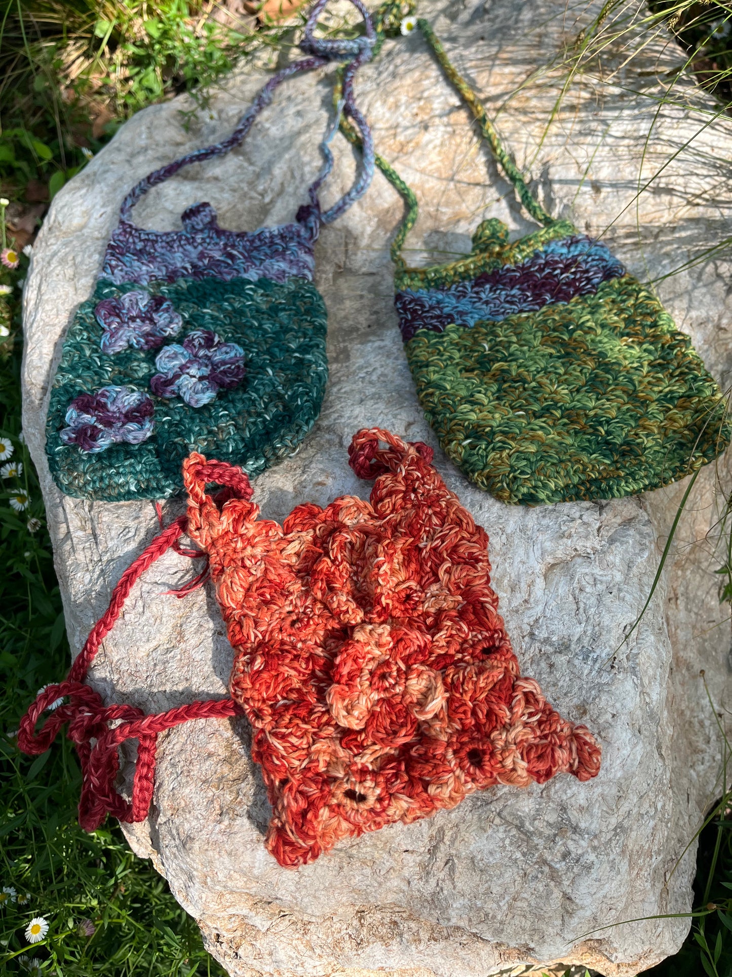 SOFT HAZE POUCH-TOMATO RED | BOTANICAL-DYED HAND-KNITTED