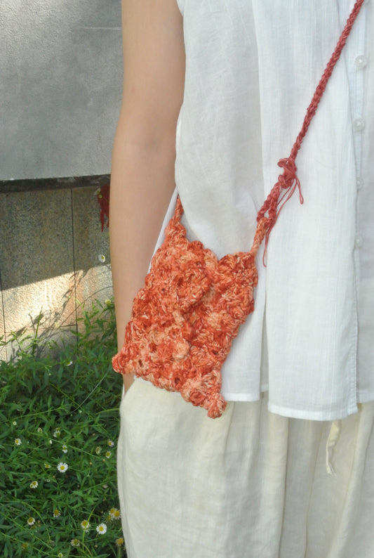 SOFT HAZE POUCH-TOMATO RED | BOTANICAL-DYED HAND-KNITTED