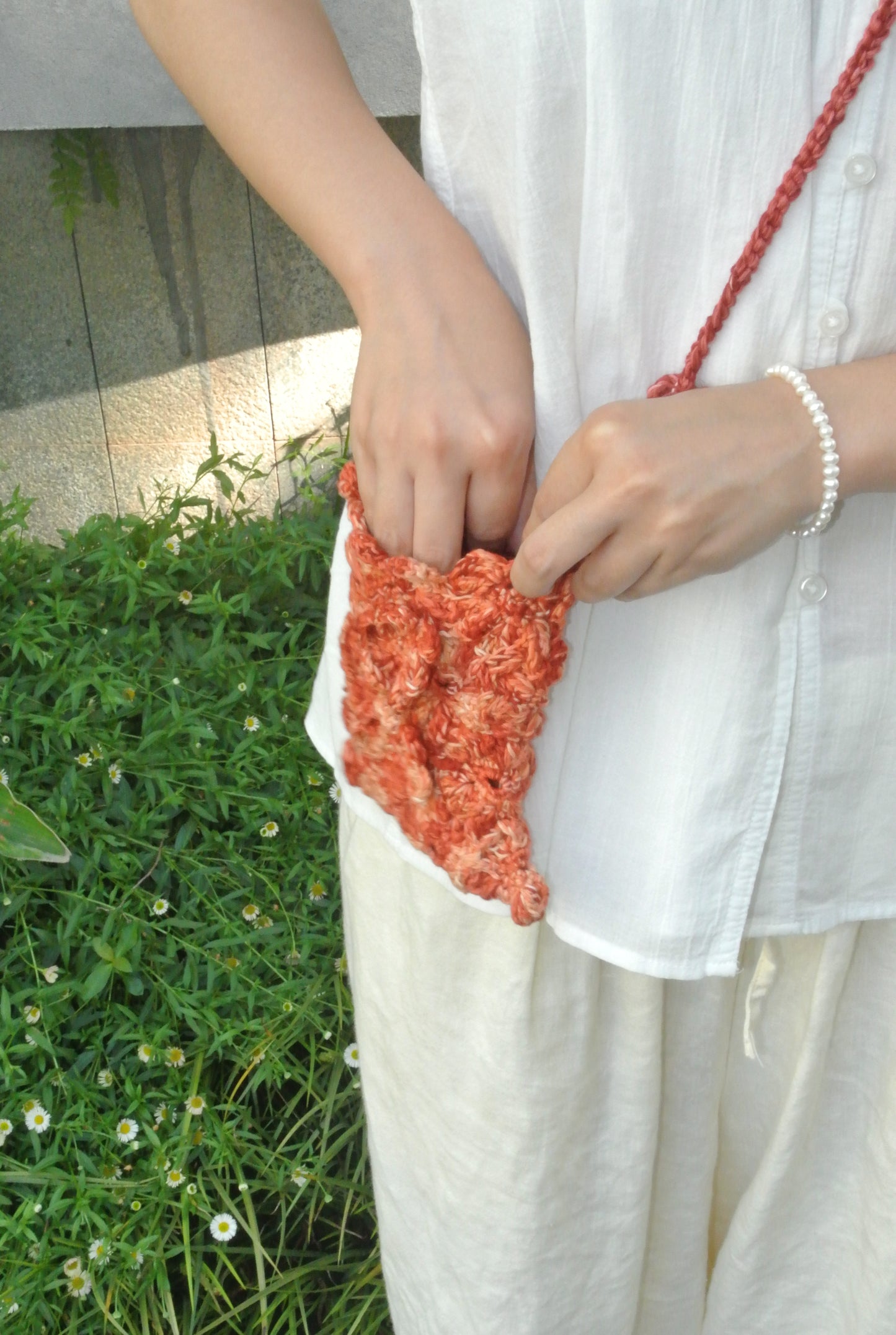 SOFT HAZE POUCH-TOMATO RED | BOTANICAL-DYED HAND-KNITTED